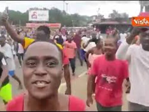 Colpo di Stato in Gabon, i festeggiamenti in strada