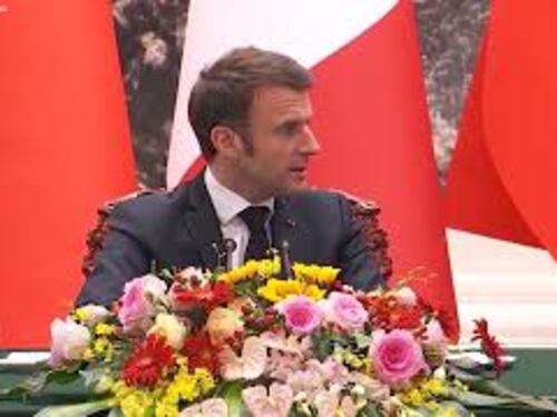 Macron in Cina, la stretta di mano con Xi Jinping