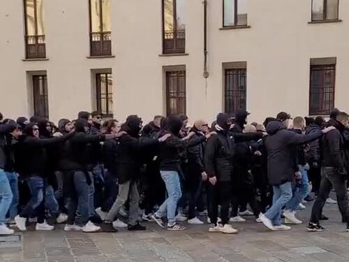 L’arrivo in piazza Duomo dei tifosi del Psg