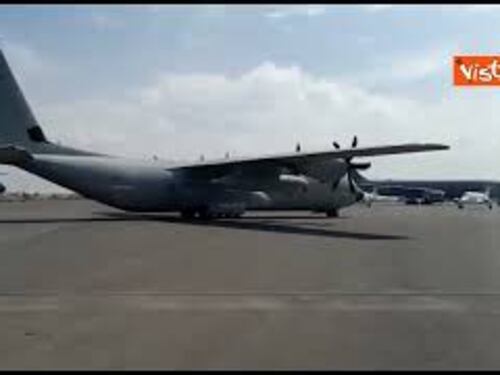Evacuati gli italiani in Sudan, le immagini dei C130