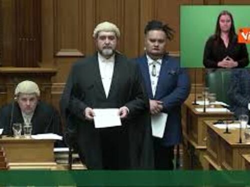 Il politico maori danza l'haka prima del giuramento a Re Carlo III