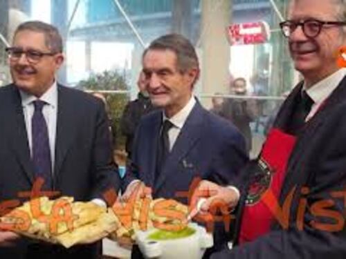 Toti dona focaccia ligure a Fontana: "È buonissima"