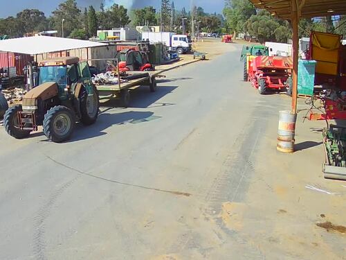 I palestinesi saccheggiano i mezzi agricoli nel kibbutz Be'eri
