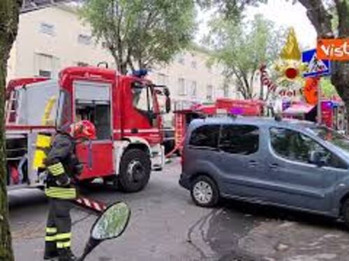 L'intervento dei Vigili del fuoco per spegnere un incendio nella zona industriale di Trieste