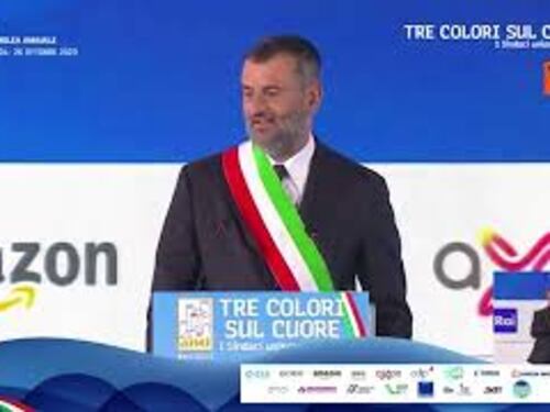 L'applauso per Mattarella all'assemblea di Anci