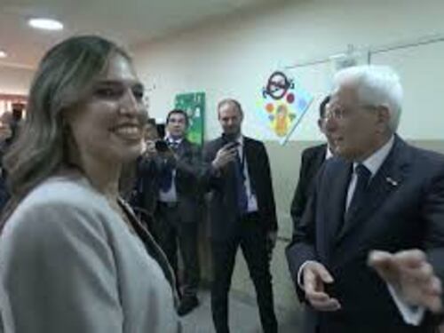 Mattarella accolto dagli applausi in una scuola del Paraguay