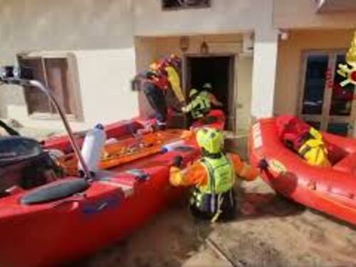 Maltempo in Toscana, Vigili del Fuoco soccorrono popolazione con i gommoni