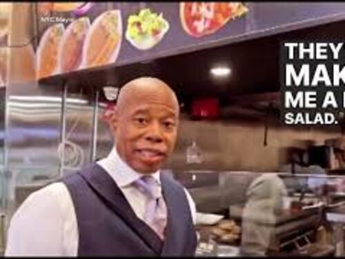 Il sindaco di New York nel suo quartiere, il Queens, per un'insalata: "Sostenere le piccole imprese"