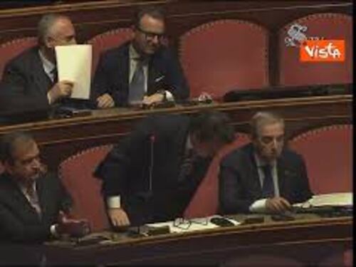 La Russa scherza con un Senatore in Aula: "Perfetto Silvestro, per niente maldestro"