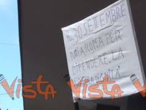 "Per loro vitalizi, per noi schiavitù", lo striscione contro stop al Reddito Cittadinanza a Napoli