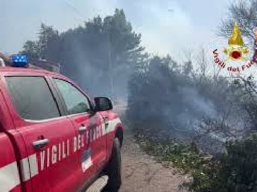 Canadair e vigili del fuoco in azione per spegnere le fiamme