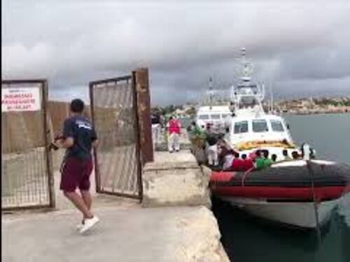 Continuano gli sbarchi a Lampedusa, ecco le immagini