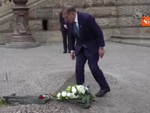 La Russa rende omaggio al Monumento di Jan Palach a Praga