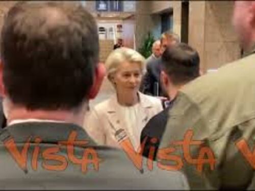 Consiglio Ue, l'abbraccio tra Zelensky, von der Leyen e Michel dopo la conferenza congiunta