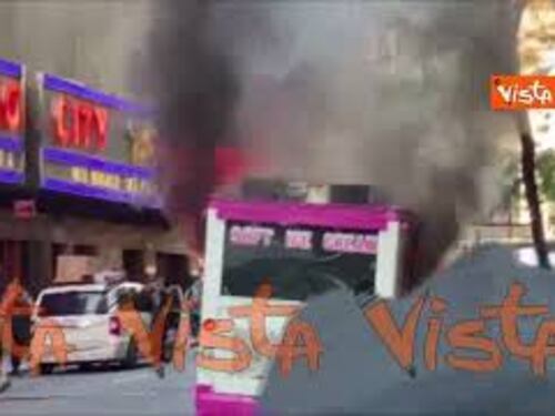 In fiamme un furgoncino dei gelati sotto al Radio City Music Hall di Manhattan, a New York