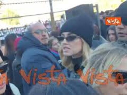 Anche Chiara Ferragni in piazza contro la violenza sulle donne a Milano