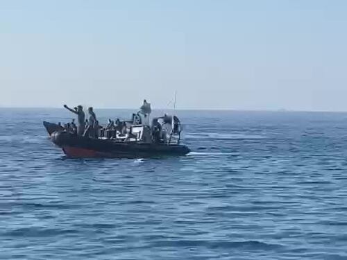 Migranti in coda per entrare nel porto di Lampedusa