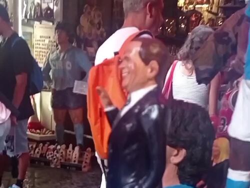 Statuina di Silvio Berlusconi realizzata dall'artista Genny Di Virgilio