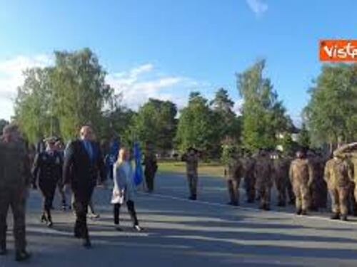 Meloni visita militari italiani al Camp Adazi e depone candela al monumento ai caduti con Crosetto