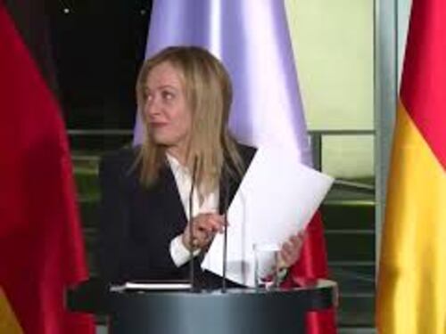 Meloni a Berlino, la stretta di mano con Scholz al termine della conferenza stampa