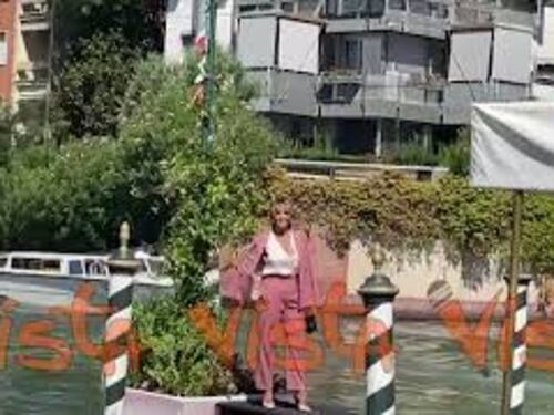 Venezia 80, Paola Minaccioni arriva all'Hotel Excelsior per la Mostra del Cinema