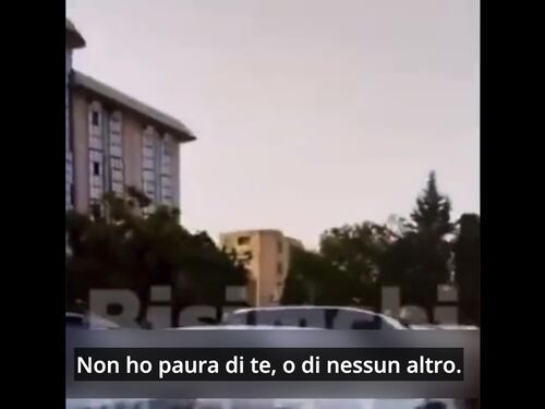 Iran, la donna fermata senza hijab attacca la polizia: "Non ho paura di te"