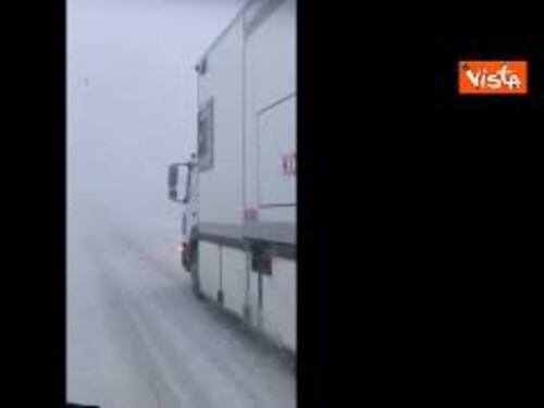 Terremoto Turchia, i mezzi della Mezzaluna Rossa nella neve per raggiungere i luoghi del sisma