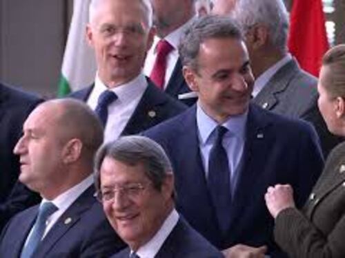 Meloni parla con Macron e altri leader europei in attesa di Zelensky per foto di gruppo a Bruxelles