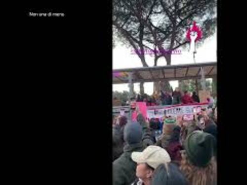 Violenza sulle donne, il corteo di "Non una di meno" sfila per le strade di Roma