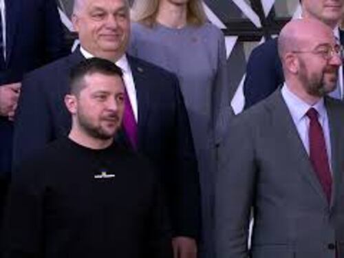 Foto di gruppo dei 27 leader europei con Zelensky a Bruxelles, le immagini
