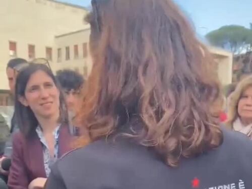Elly Schlein contestata davanti alla Sapienza