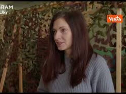 Guerra Ucraina, le volontarie delle “Api di Nemishayivski” creano reti mimetiche per i soldati