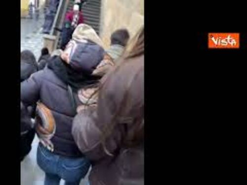Sparatoria in un'università di Praga, gli studenti scappano via per mettersi in salvo