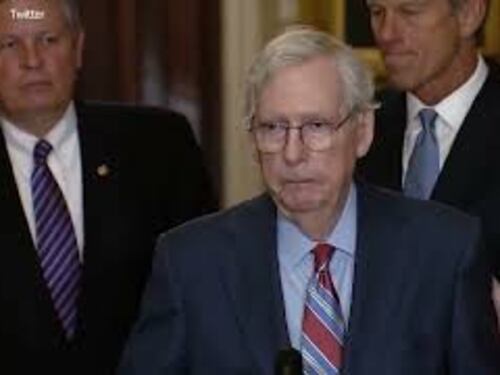 Malore per il senatore Usa McConnell, immobile durante una conferenza stampa