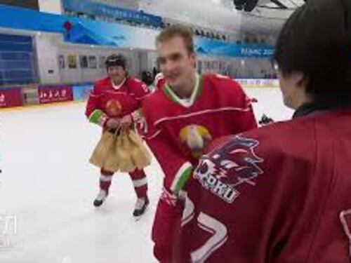 Lukashenko gioca a Hockey con la squadra dell'Università di Pechino durante la sua visita in Cina