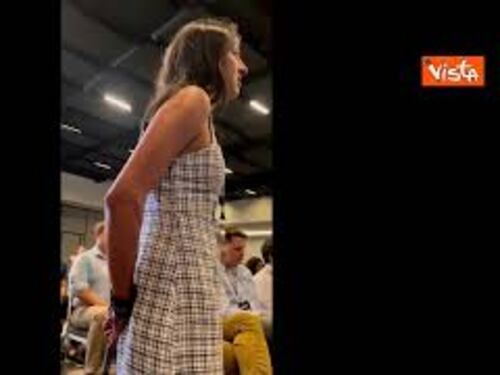 Elise, l'attivista green Usa piange e fa commuovere la portavoce di Biden Karine Jean-Pierre