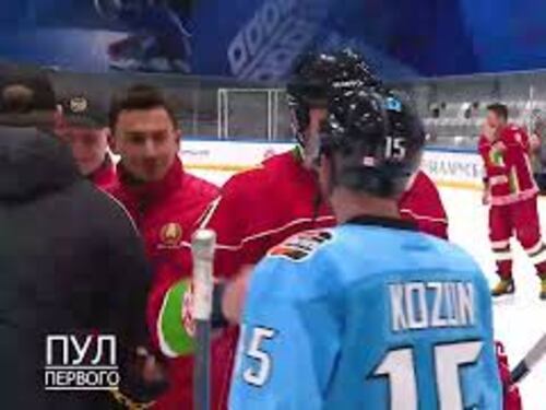 Il Presidente bielorusso Lukashenko gioca a Hockey sul ghiaccio