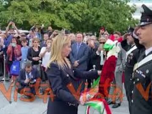 Meloni a New York per Assemblea Onu depone corona di fiori a Columbus Circle
