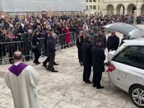 Omicidio Vanessa Ballan, una bara bianca per l'ultimo saluto alla giovane madre