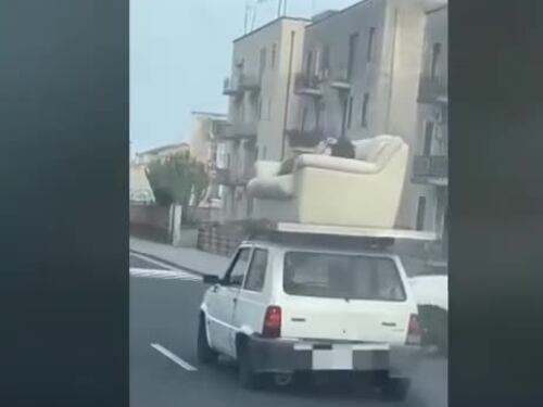 Catania, sdraiato sul divano sopra il tettuccio della Panda: "Non me ne ero accorto"