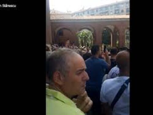 Funerali di Toto Cutugno a Milano, i fan cantano "L'italiano" all'uscita del feretro