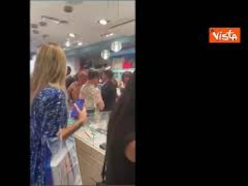 Sarkozy contestato dalle femen durante la presentazione del suo libro a Parigi