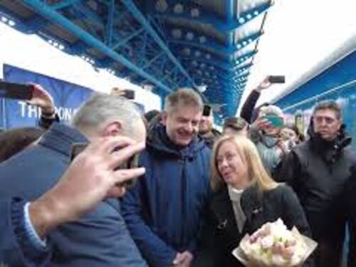 Meloni arriva a Kiev in treno, accolta con un mazzo di fiori