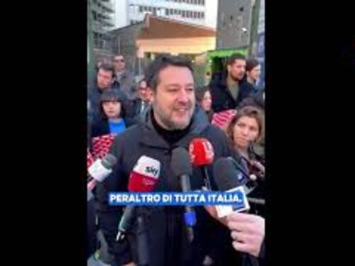 Salvini porta regali ai piccoli pazienti del Buzzi di Milano: "Bello essere qui, è Natale per tutti"