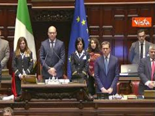 Un minuto di silenzio e un lungo applauso per Maroni in Aula alla Camera