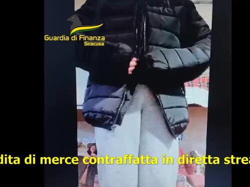 Vende capi firmati contraffatti in streaming e le entra la Guardia di finanza in casa
