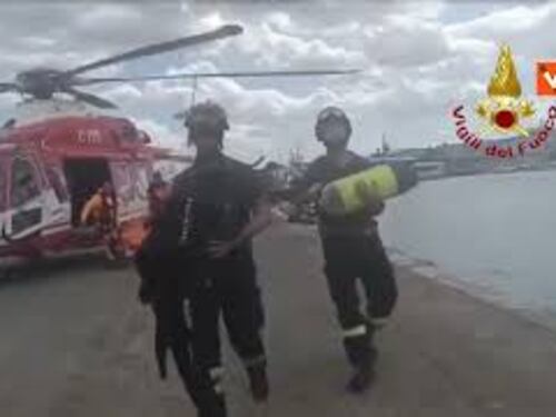 La ricerca dei Vigili del fuoco di un uomo disperso nel porto di Riposto, in provincia di Catania