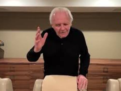 Anthony Hopkins celebra 47 anni da sobrio: "Siate gentili con voi stessi"