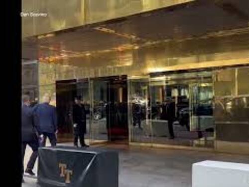 Donald Trump a New York, il momento in cui saluta ed entra nella Trump Tower