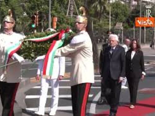 Mattarella depone una corona per l'anniversario delle Quattro Giornate di Napoli